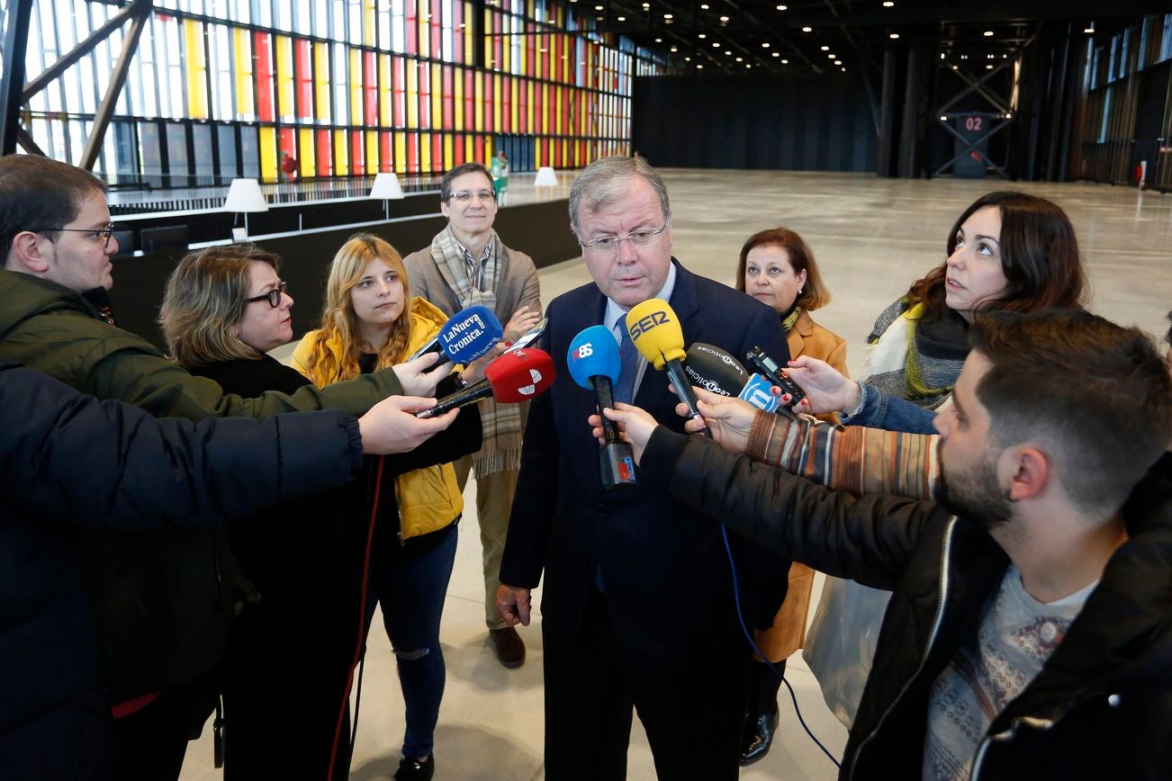 El alcalde de León, Antonio Silván, mantiene una reunión de trabajo y visita el Palacio de Exposiciones con la directora de Convenciones de Ifema, Belén Mann