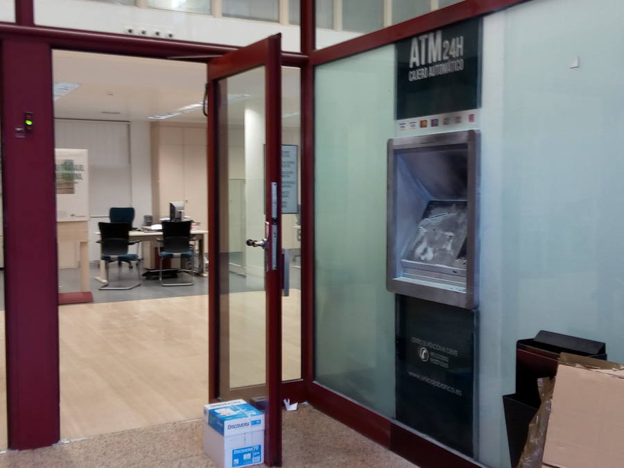 Fotos: Ataque a dos cajeros de Unicaja Banco en Ponferrada