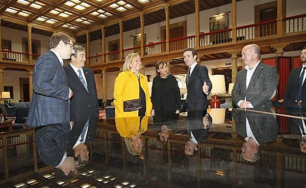 Pablo Casado visita a los representantes de Foro en Asturias.