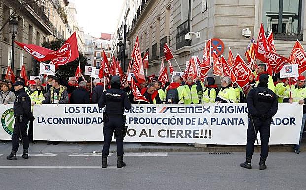 La multinacional Cemex cerró sus plantas en Almería y Mallorca tras culminar un expediente de regulación de empleo (ERE) para 188 trabajadores.