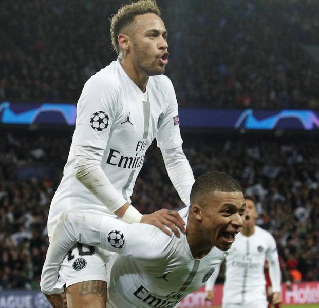 Neymar y Mbappé celebran un gol en el Parque de los Príncipes. 