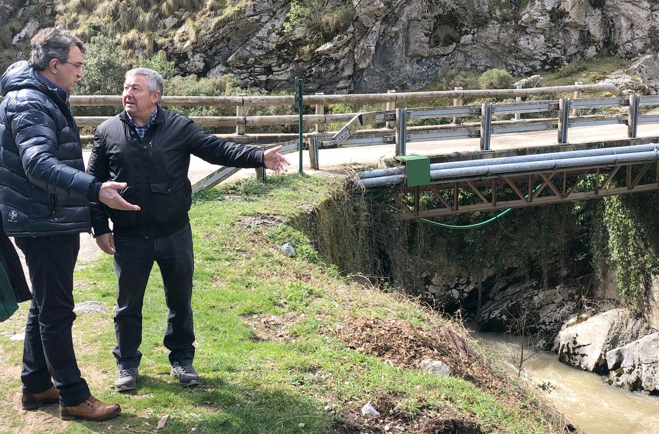 El presidente de la Diputación Provincial remarca la mejora permanente de viales y ve un ejemplo en Posada de Valdeón