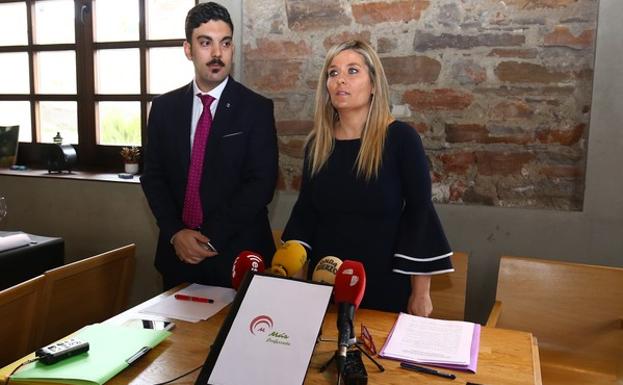 Emilia Esteban e Ignacio Cobo durante la presentación de la nueva plataforma Más Ponferrada, que se presentará a las elecciones municipales en la capital del Bierzo.