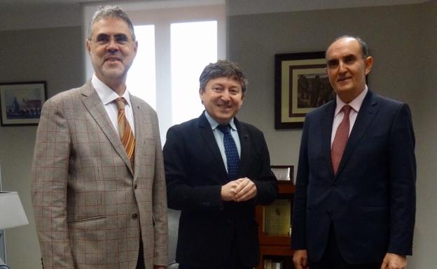 Samuel Folgueral y Fernando Álvarez junto al Procurador del Común, Tomás Quintana.