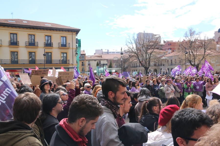 Miles de personas se concentran en Botines como preámbulo a la manifestación feminista que tendrá lugar en esta tarde de viernes