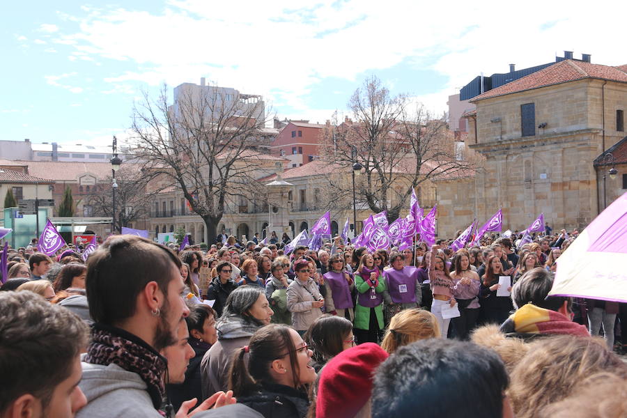 Miles de personas se concentran en Botines como preámbulo a la manifestación feminista que tendrá lugar en esta tarde de viernes