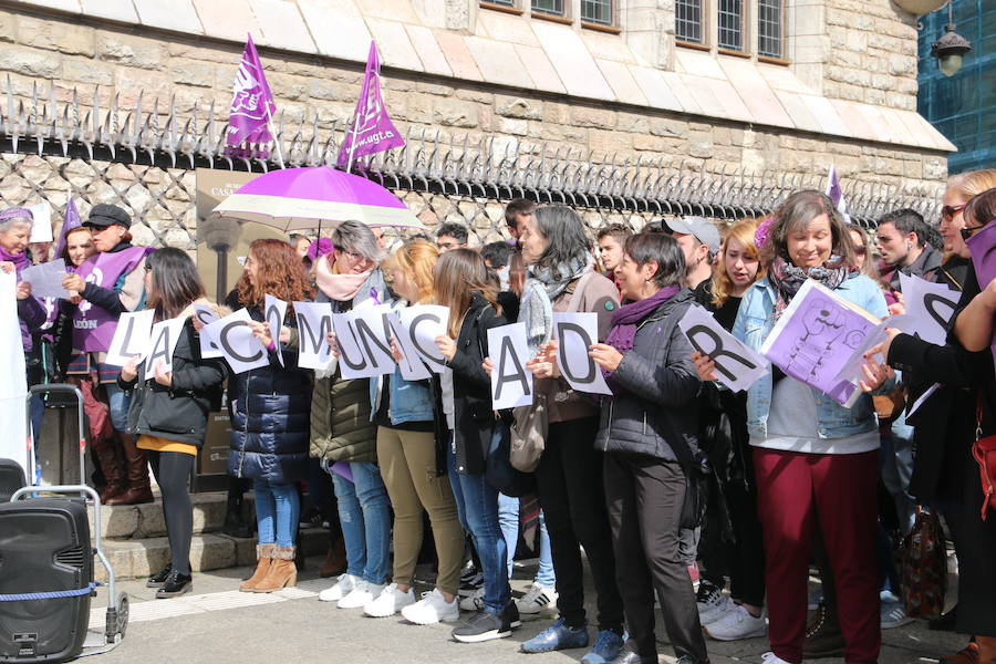 Miles de personas se concentran en Botines como preámbulo a la manifestación feminista que tendrá lugar en esta tarde de viernes