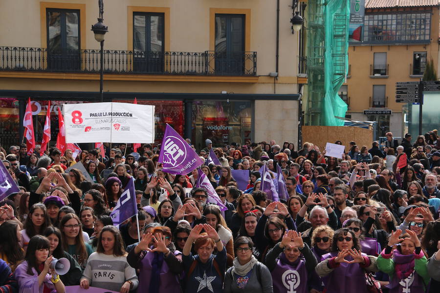 Miles de personas se concentran en Botines como preámbulo a la manifestación feminista que tendrá lugar en esta tarde de viernes