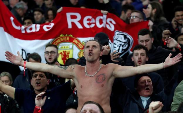 Aficionados del Manchester United, en el Parque de los Príncipes. 