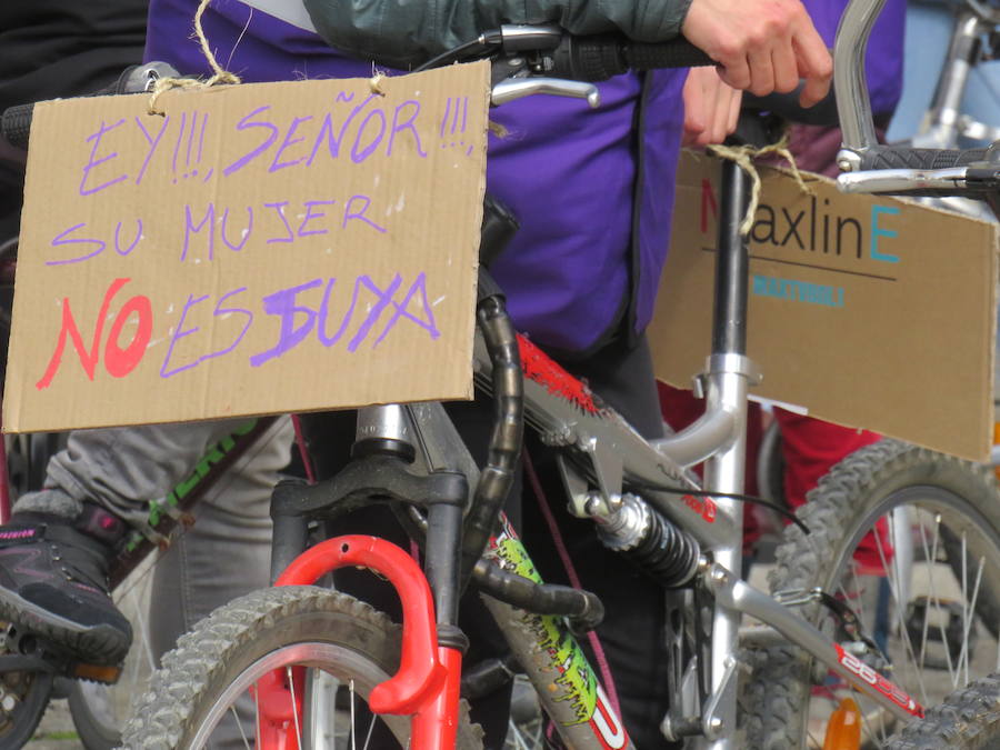 Fotos: Un bicipiquete y mucho morado en León