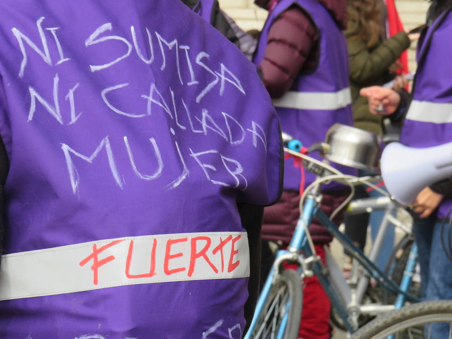 Fotos: Un bicipiquete y mucho morado en León