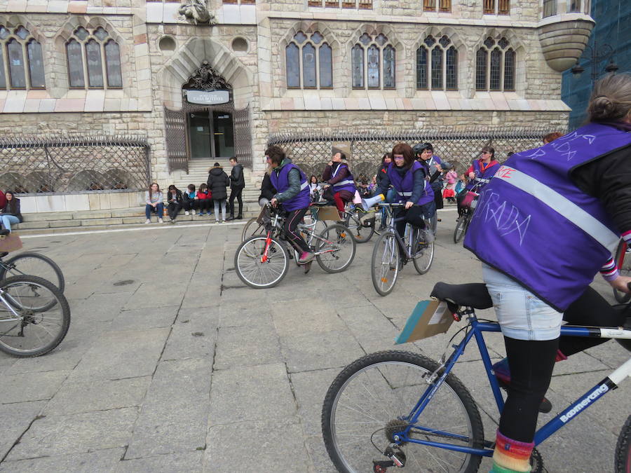 Fotos: Un bicipiquete y mucho morado en León