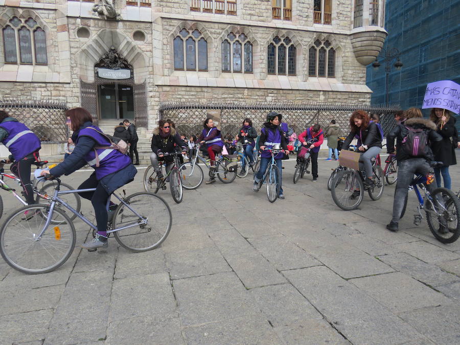 Fotos: Un bicipiquete y mucho morado en León