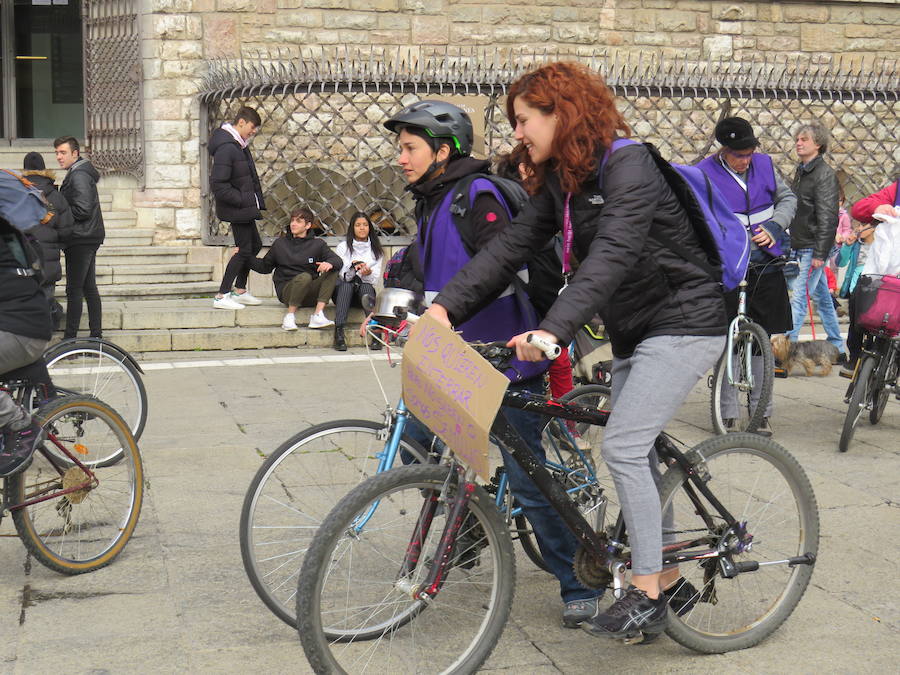 Fotos: Un bicipiquete y mucho morado en León