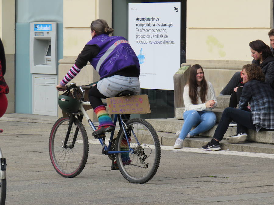 Fotos: Un bicipiquete y mucho morado en León