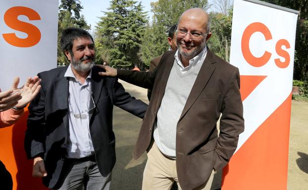 Manuel Mitadiel (izquierda) junto a Francisco Igea tras la derrota de éste en las primarias de Cs. 