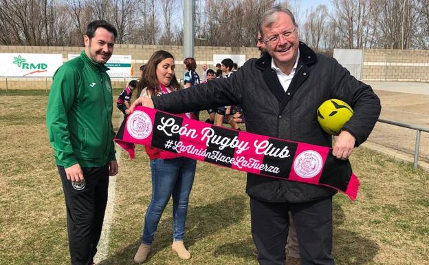 El alcalde visita la concentración de rugby.