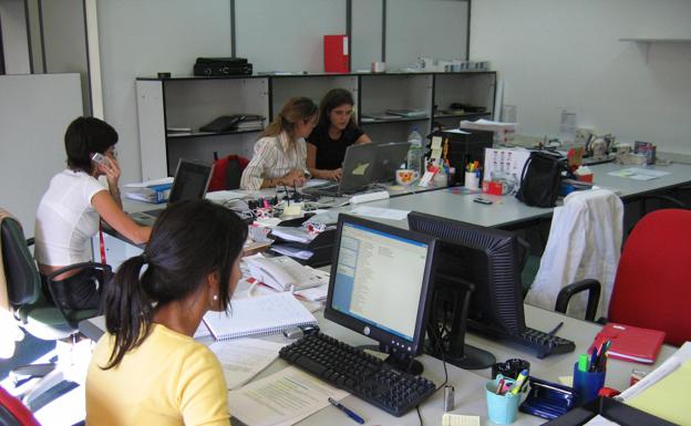 Trabajadoras en una oficina. 