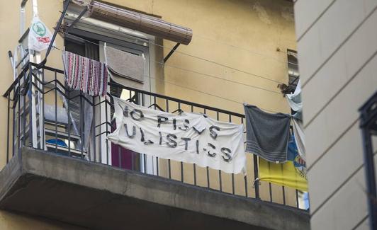 Pancarta contra los pisos turísticos en Barcelona. 