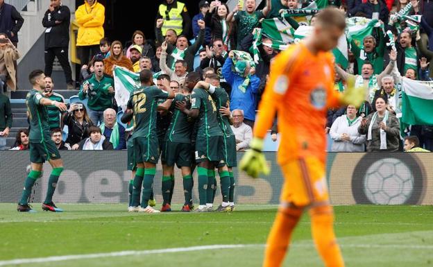 Los jugadores del Betis felicitan a Jesé por el gol del triunfo.