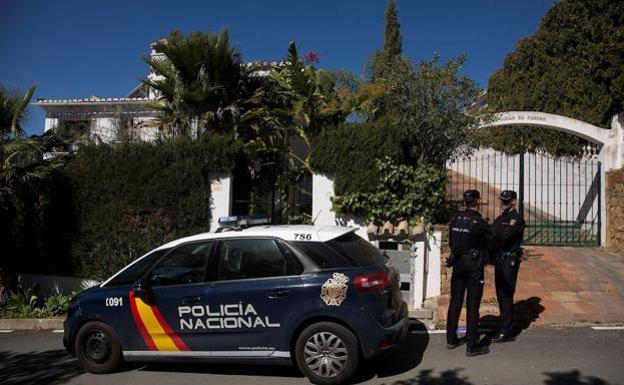 Dos miembros de la Policía Nacional custodian la vivienda donde han ocurrido los hechos. 