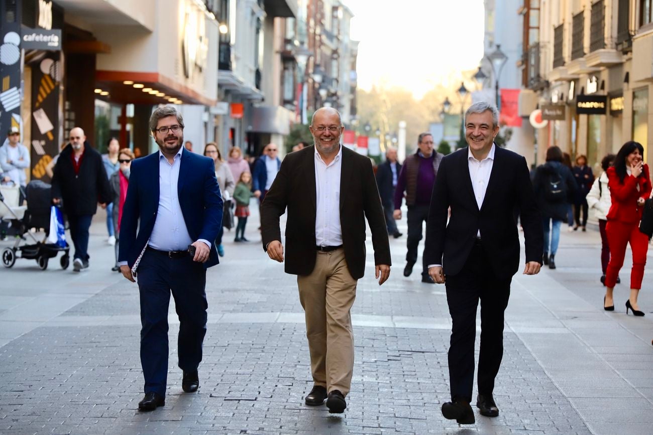 El candidato de Cs a la Presidencia de la Junta de Castilla y León, Francisco Igea junto a Luis Garicano y el secretario de Organización del partido, Fran Hervías, recibe el aplauso de los afiliados