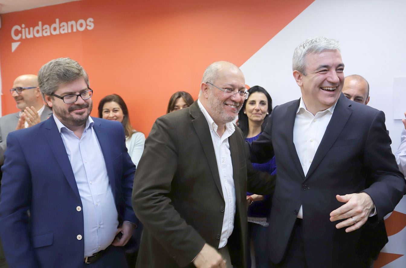 El candidato de Cs a la Presidencia de la Junta de Castilla y León, Francisco Igea junto a Luis Garicano y el secretario de Organización del partido, Fran Hervías, recibe el aplauso de los afiliados