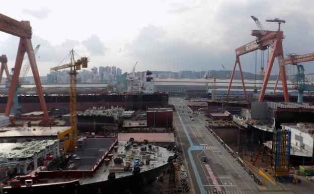 Vista panorámica de parte del astillero Hyundai, en Ulsan, con sus enormes grúas. 