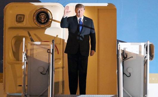 Donald Trump, saluda desde el avión presidencial, el Air Force One.