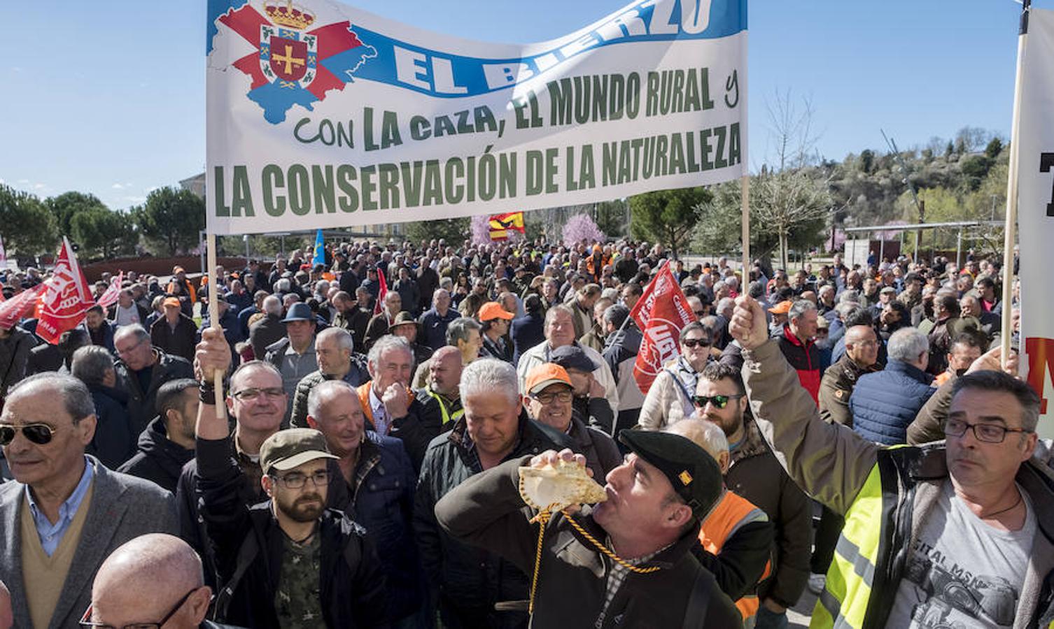 Asociaciones de cazadores y agricultores de de Castilla y León han protestado este miércoles frente a la sede de las Cortes de la comunidad autónoma contra la decisión del TSJ de anular la ley y la orden que regula la actividad cinegética en la región.