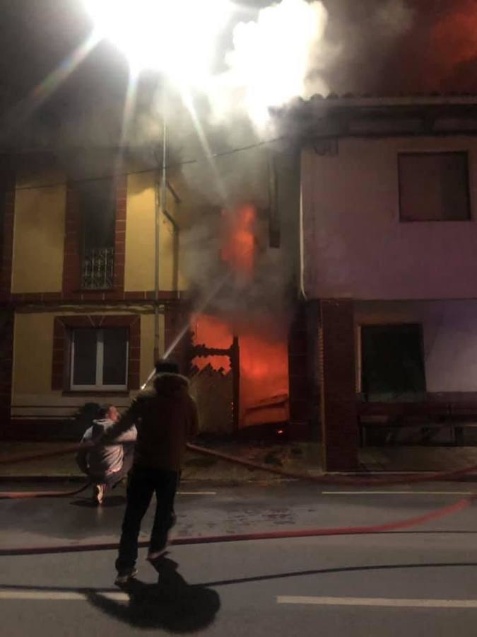 Fotos: Incendio en la localidad de Almanza