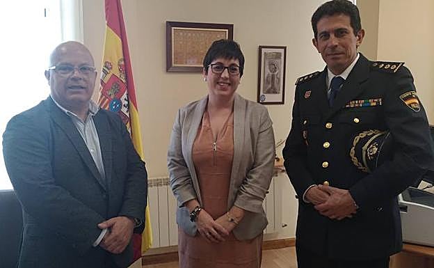 La alcaldesa de San Andrés recibe nuevo comisario jefe de la Policía Nacional en León