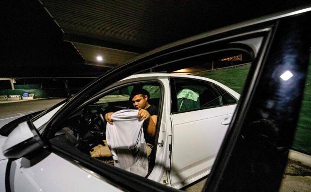 Cameron Jones, en su coche, donde vive en uno de los «estacionamientos seguros» de Los Ángeles.