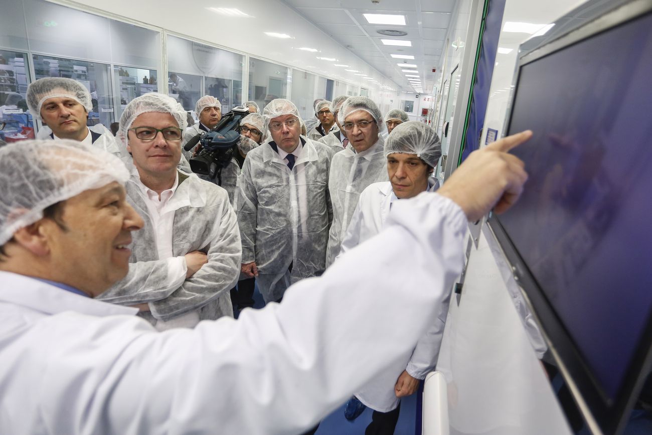 El presidente del PP de Castilla y León, Alfonso Fernández Mañueco, visita la planta de León Farma en Villaquilambre (León). Junto a él, el presidente provincial, Juan Martínez Majo y el alcalde de León, Antonio Silván entre otras autoridades