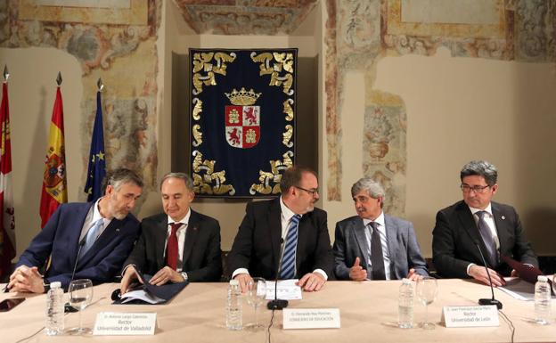 Los rectores de la Universidad de León y el consejero de Educación. 