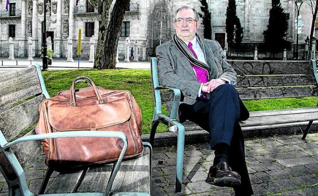 Jesús Quijano posa ante la Facultad de Derecho de Valladolid.