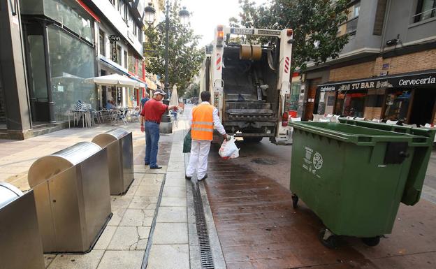 Recogida de residuos en la céntrica Avenida de España en Ponferrada. 