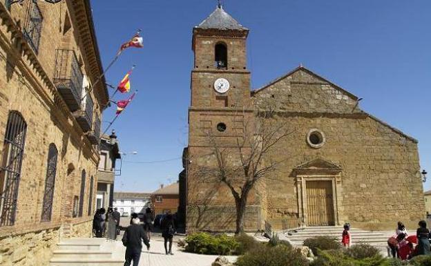 El Ayuntamiento y la iglesia de la localidad. 