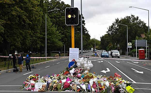 Los ciudadanos depositan flores frente a la mezquita de Nueva Zelanda donde se produjo el ataque que terminó con al menos 49 muertos.
