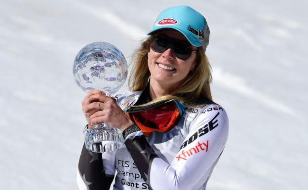 Mikaela Shiffrin posa con el trofeo. 