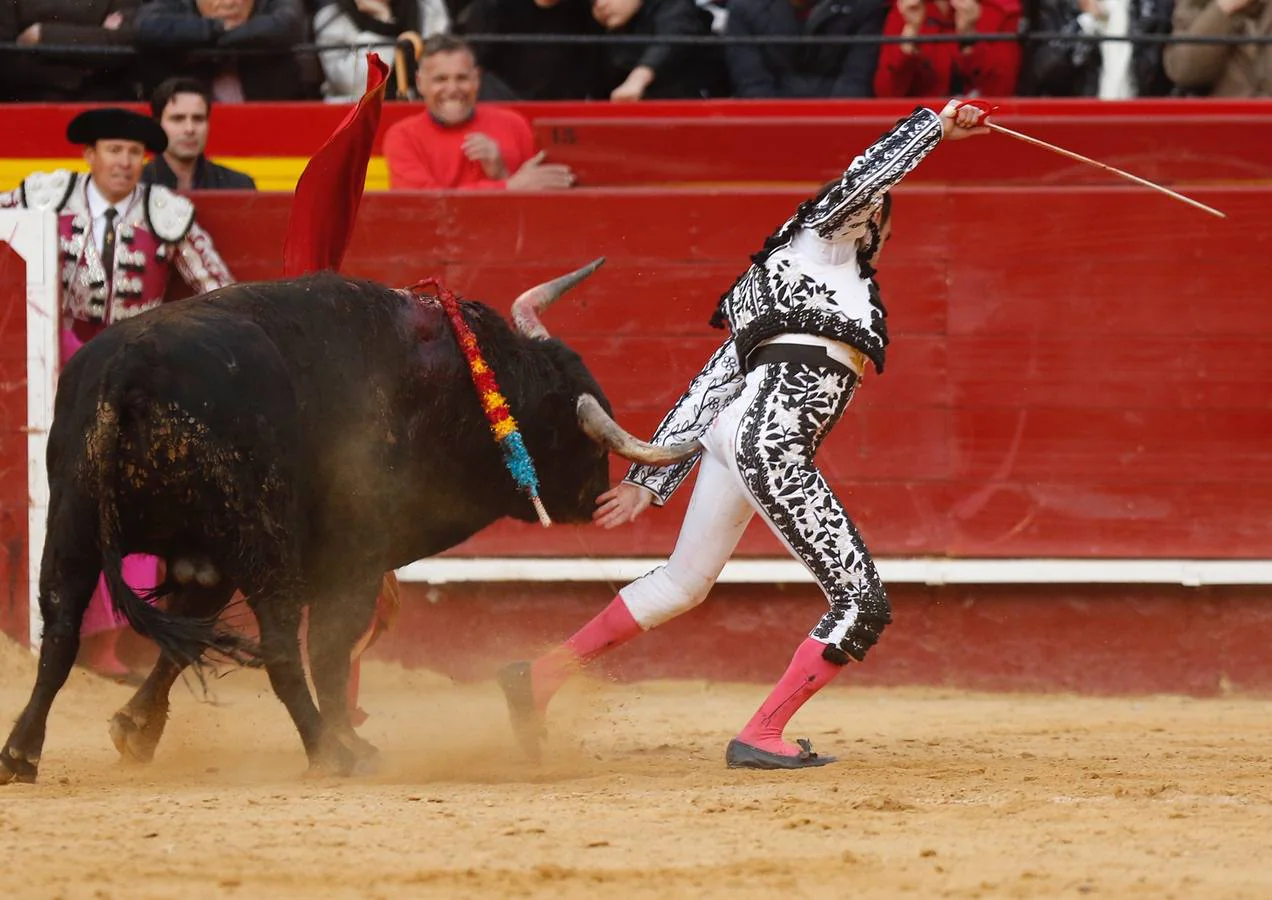 El torero valenciano Enrique Ponce ha sufrido una cogida en la corrida de este lunes, 18 de marzo de 2019, en la Feria de Fallas. Su segundo toro de la tarde, el quinto de la jornada, le ha dado una cornada en la parte posterior del muslo izquierdo, justo debajo de la nalga. En la caída, el diestro de Chiva también se ha lesionado la rodilla izquierda.