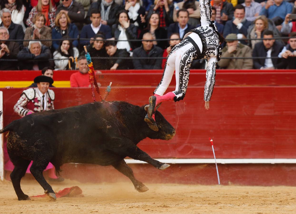 El torero valenciano Enrique Ponce ha sufrido una cogida en la corrida de este lunes, 18 de marzo de 2019, en la Feria de Fallas. Su segundo toro de la tarde, el quinto de la jornada, le ha dado una cornada en la parte posterior del muslo izquierdo, justo debajo de la nalga. En la caída, el diestro de Chiva también se ha lesionado la rodilla izquierda.