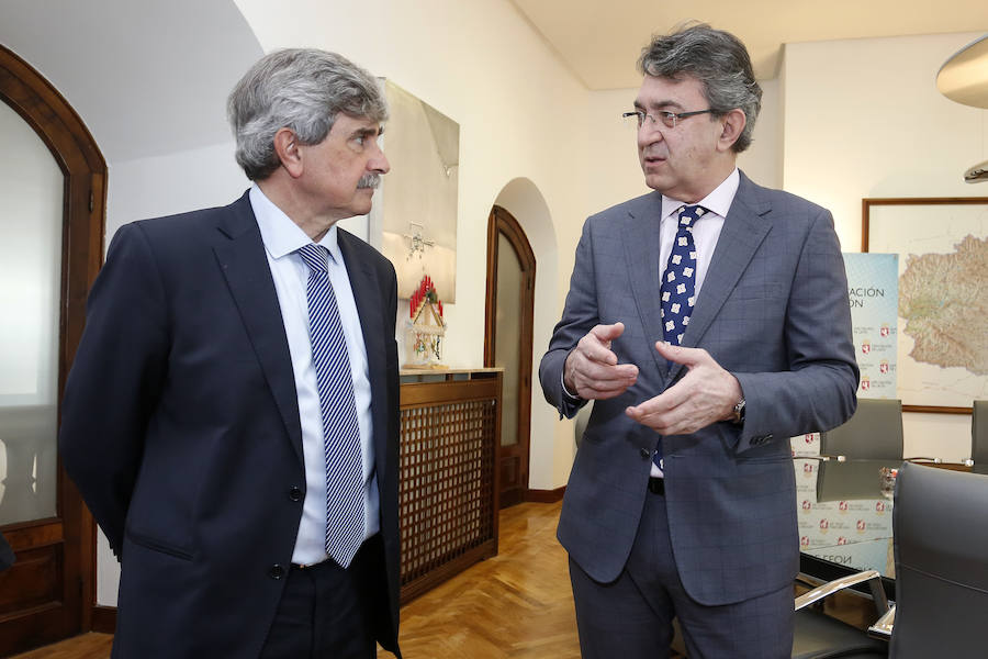 Fotos: Firma de un convenio de colaboración entre la ULE y la Diputación de León