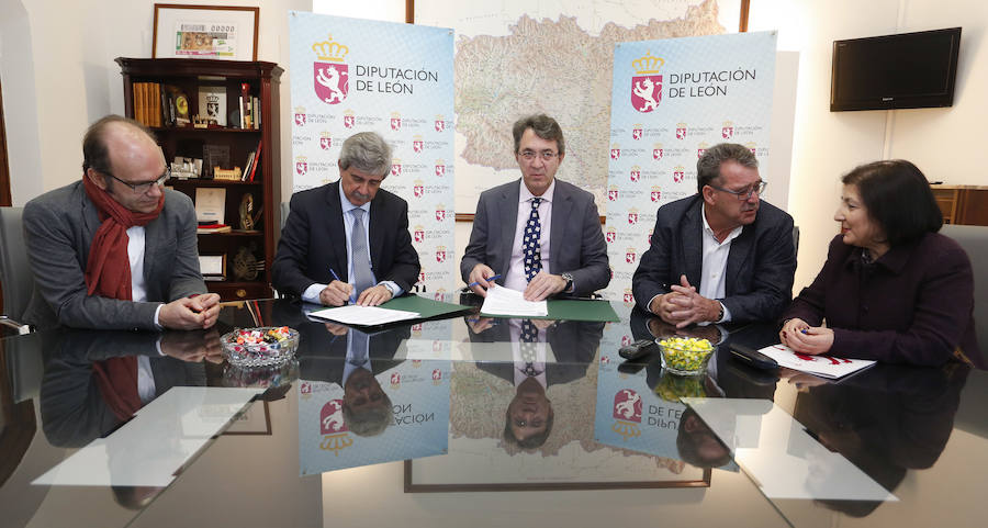 Fotos: Firma de un convenio de colaboración entre la ULE y la Diputación de León