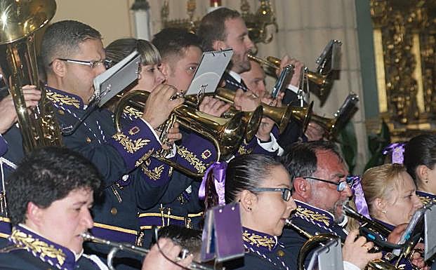 Imagen de la banda durante el concierto.