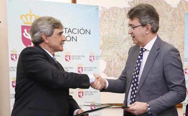 Un momento de la formalización del convenio entre García Marín y Martínez Majo. 