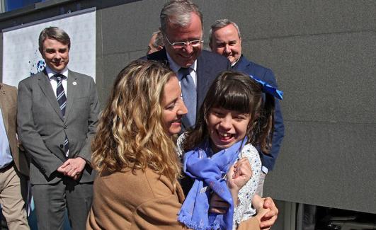 Alicia García junto a una alumna del colegio de San Cayetano. 