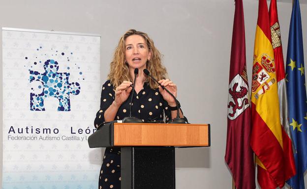 Alicía Garcia durante su visita al Centro de Día de Autismo León. 