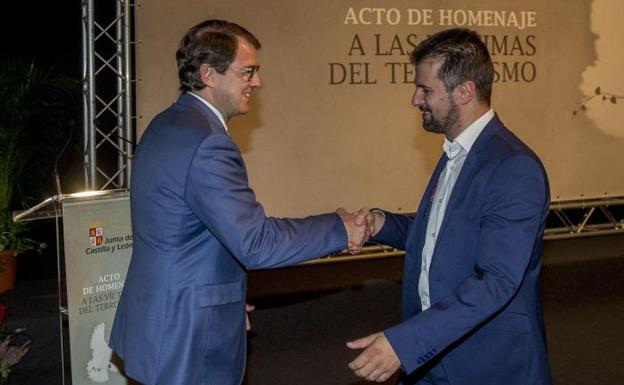 Alfonso Fernández Mañueco y Luis Tudanca se saludan en el acto de reconocimiento a las víctimas del terrorismo.