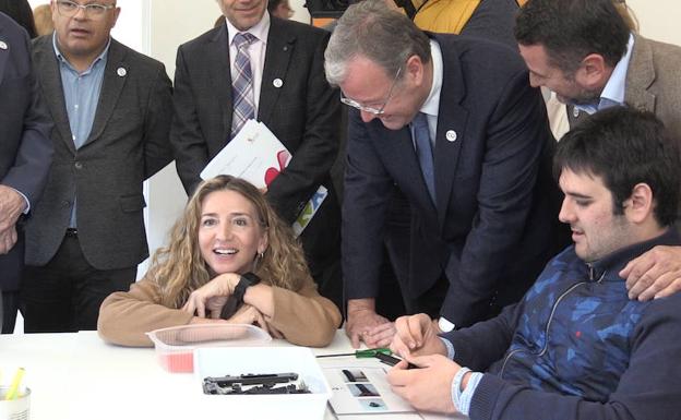 Alicia García, Antonio Silván y José Ángel Crego visitan a alumnos con TEA en el nuevo Centro de Día de Autismo. 